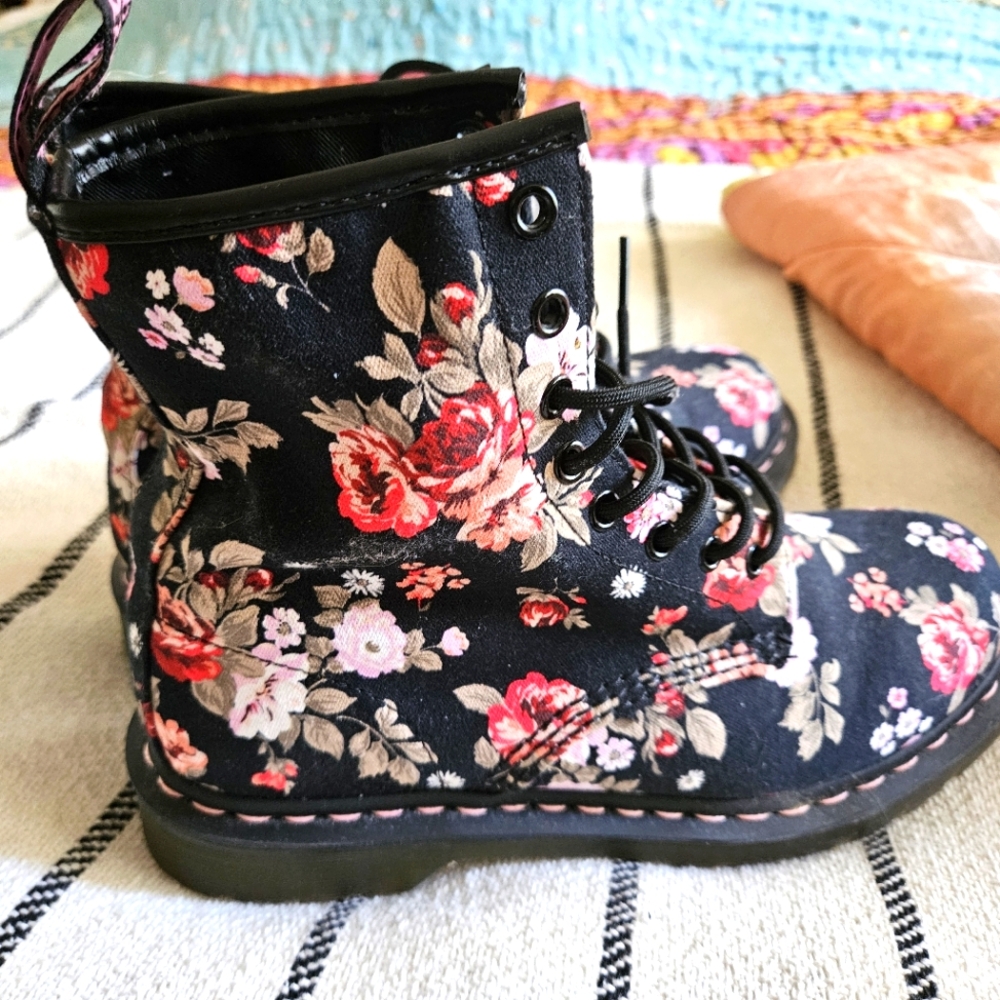 Dr Martens classic sz9,  canvas flower design, only worn once, perfect condition